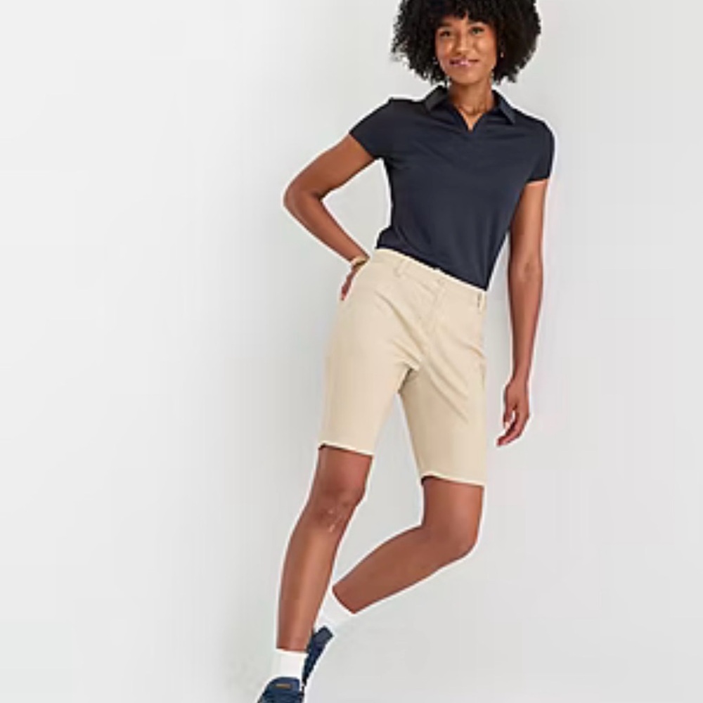 IZOD Womens 9 1/4" Juniors Bermuda Short in khaki size 2
